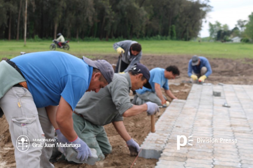 Inici la colocacin de adoquines en el paso de Alem a Rivadavia por C