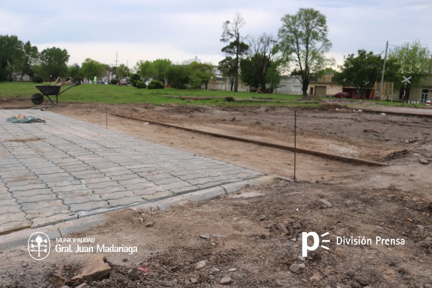 Inici la colocacin de adoquines en el paso de Alem a Rivadavia por C