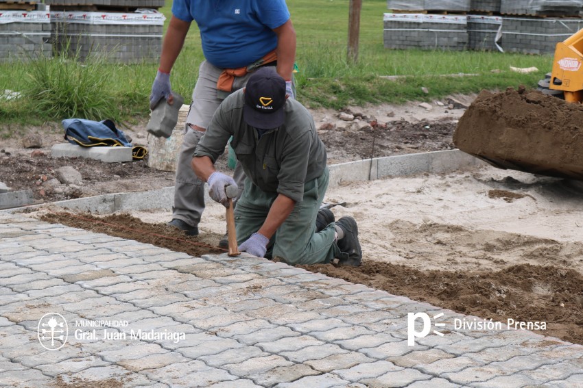 Inici la colocacin de adoquines en el paso de Alem a Rivadavia por C