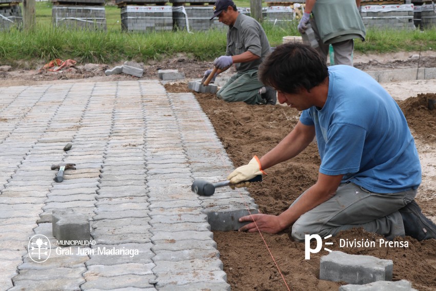 Inici la colocacin de adoquines en el paso de Alem a Rivadavia por C