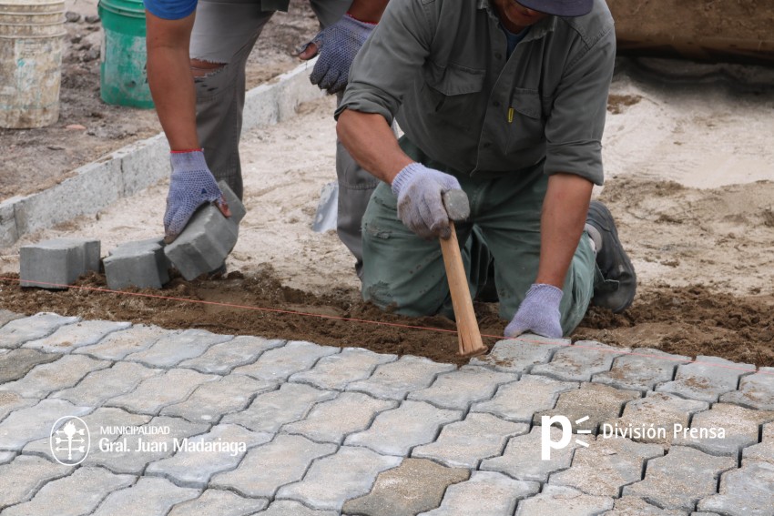 Inici la colocacin de adoquines en el paso de Alem a Rivadavia por C