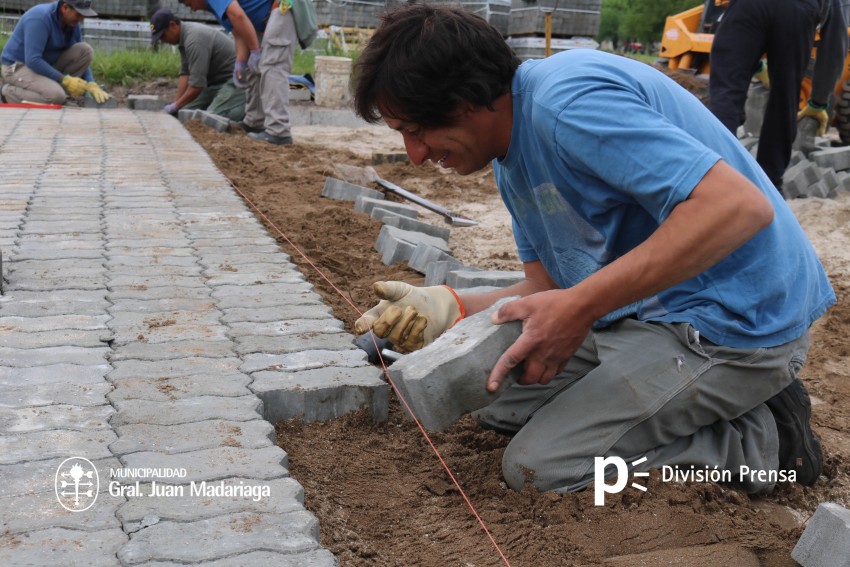 Inici la colocacin de adoquines en el paso de Alem a Rivadavia por C