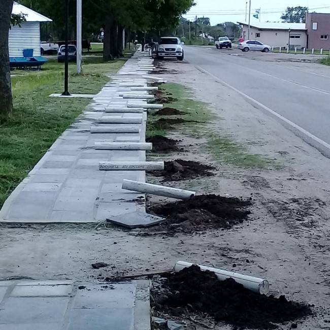 Comenzaron con la colocacin de bancos, farolas y plantas en los acces