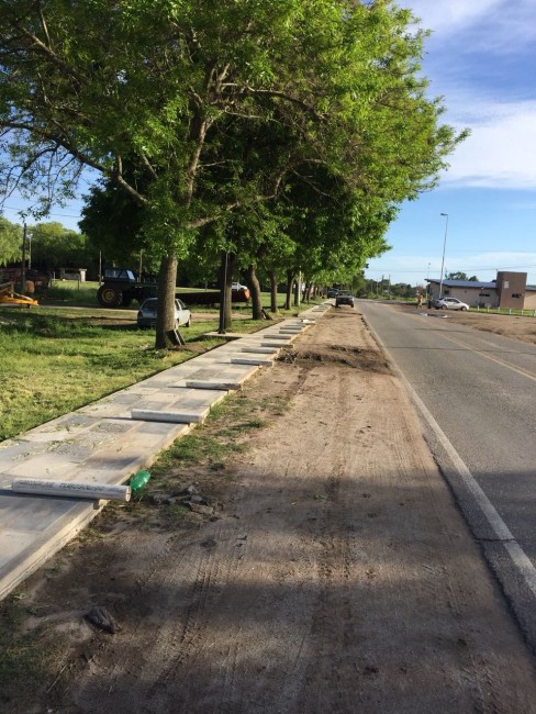 Comenzaron con la colocacin de bancos, farolas y plantas en los acces