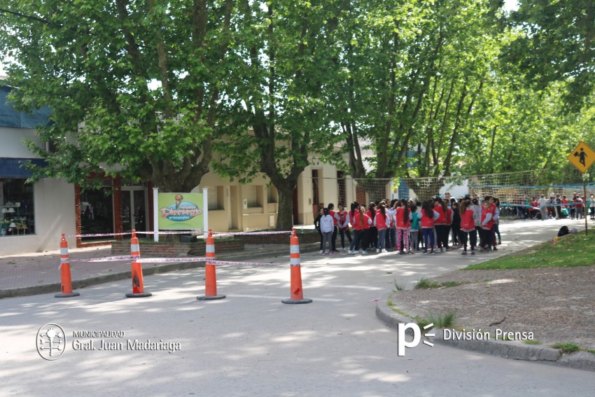 Inici el encuentro deportivo de vley en las instalaciones de la Escu