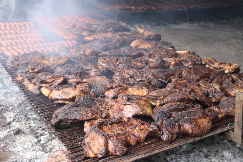 Los municipales festejaron su da con asado, baile y premios