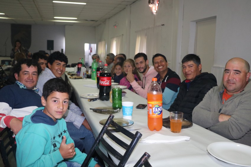 Los municipales festejaron su da con asado, baile y premios