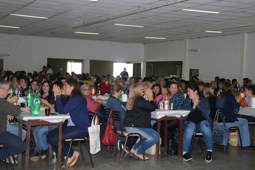 Los municipales festejaron su da con asado, baile y premios