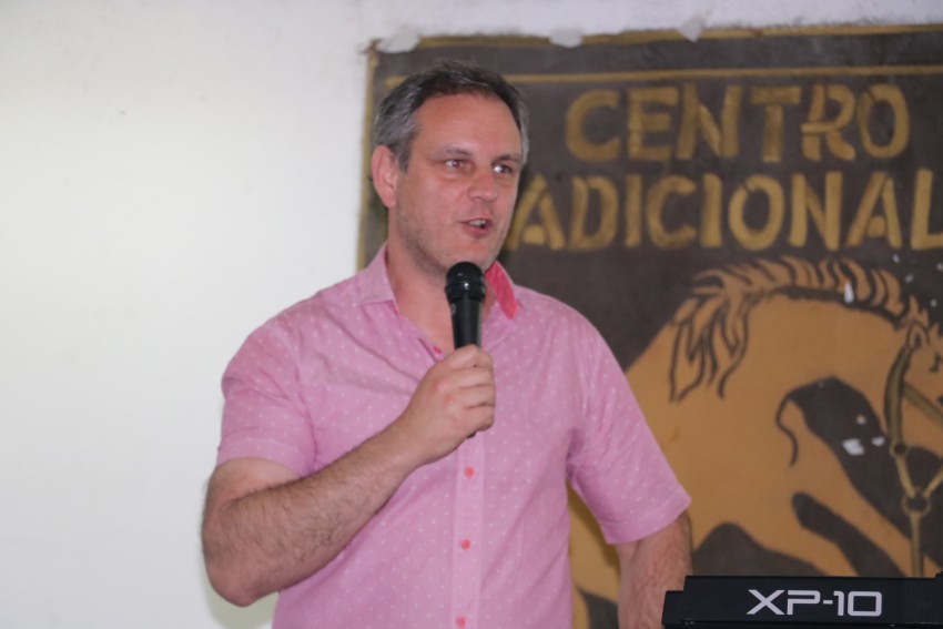 Los municipales festejaron su da con asado, baile y premios