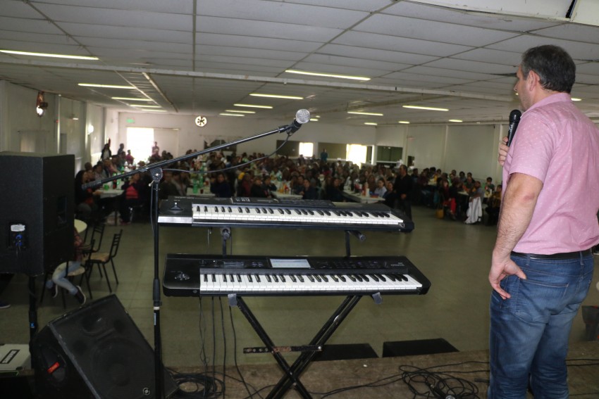 Los municipales festejaron su da con asado, baile y premios