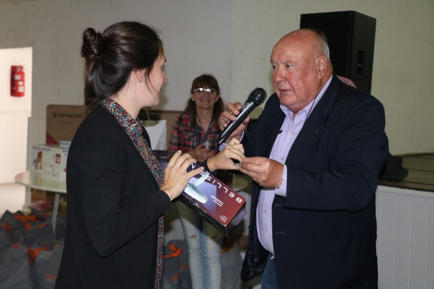 Los municipales festejaron su da con asado, baile y premios