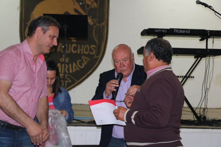 Los municipales festejaron su da con asado, baile y premios