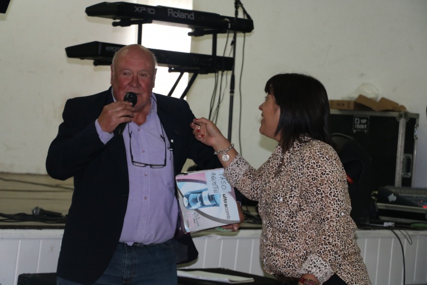 Los municipales festejaron su da con asado, baile y premios