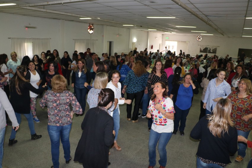Los municipales festejaron su da con asado, baile y premios