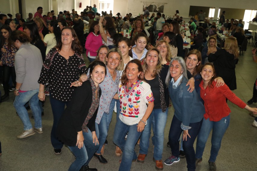 Los municipales festejaron su da con asado, baile y premios