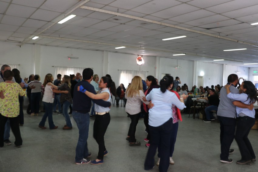 Los municipales festejaron su da con asado, baile y premios