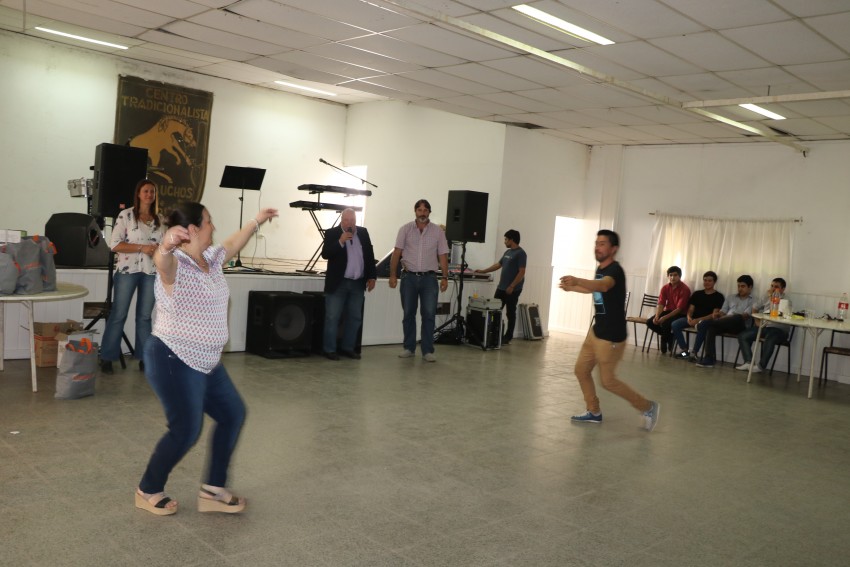 Los municipales festejaron su da con asado, baile y premios