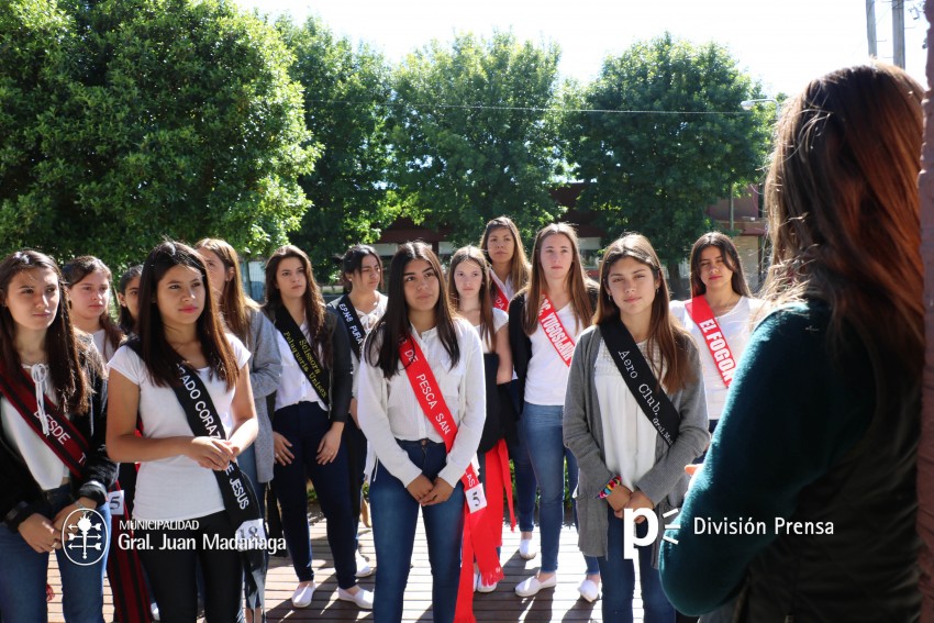 Las aspirantes a Flor del Pago iniciaron el paseo guiado por la ciudad