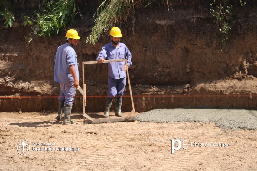 Comenz el volcado de hormign para realizar la base de la cisterna