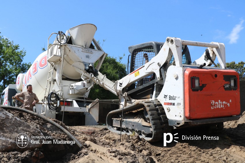 Comenz� el volcado de hormig�n para realizar la base de la cisterna