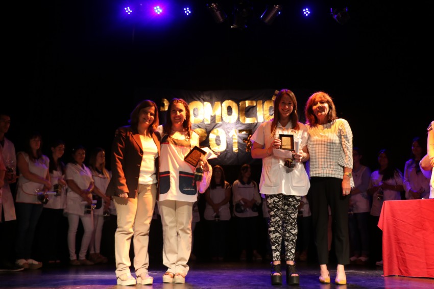 Autoridades entregaron placas a alumnos destacados