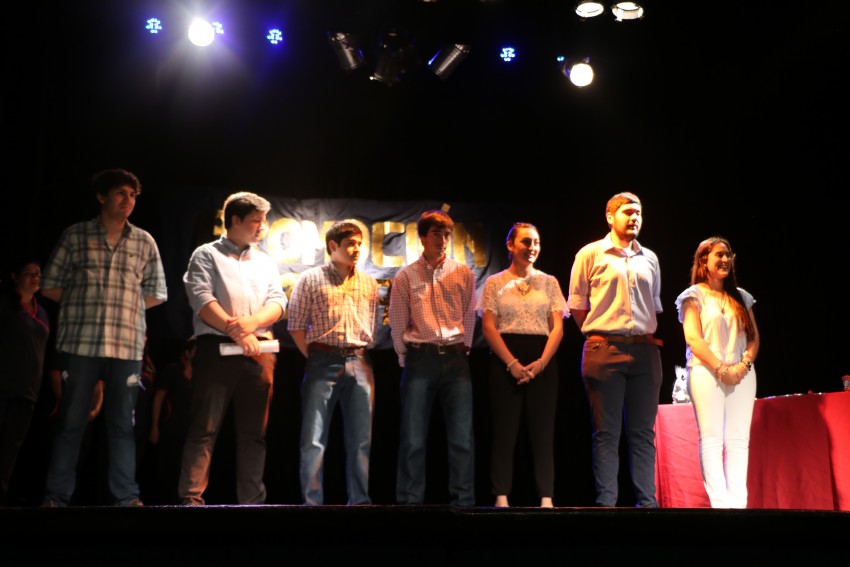 Autoridades entregaron placas a alumnos destacados