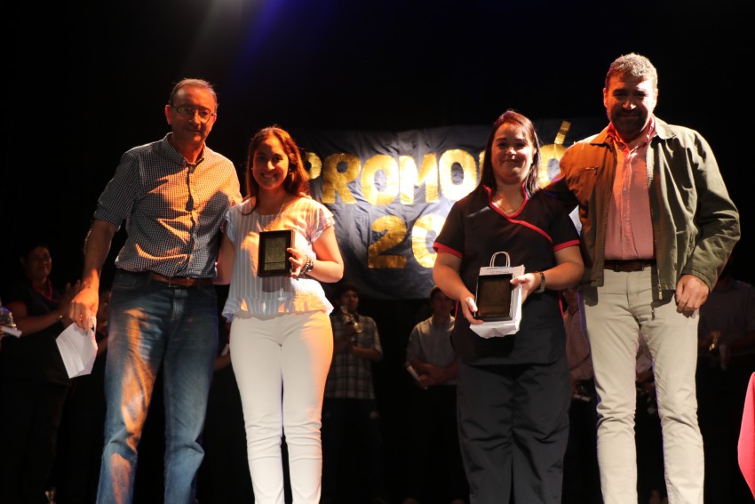 Autoridades entregaron placas a alumnos destacados