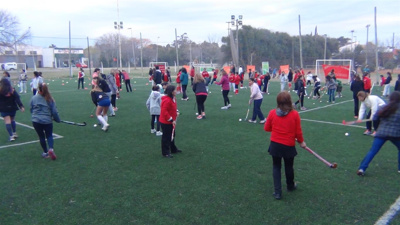 Exitosa cl�nica de v�ley y hockey