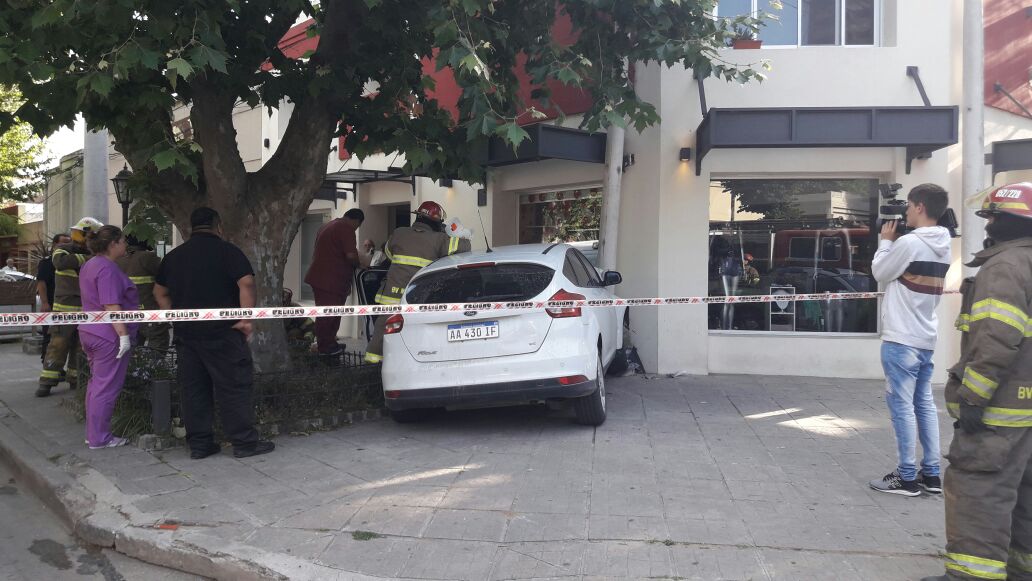 Siniestro vial en pleno centro deja un herido y hay restricciones al t