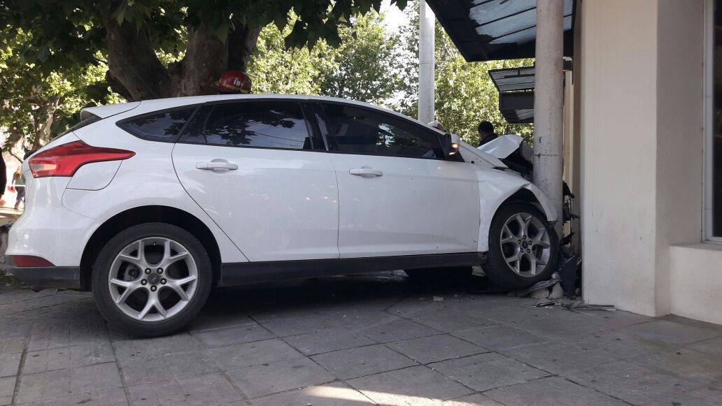 Siniestro vial en pleno centro deja un herido y hay restricciones al t
