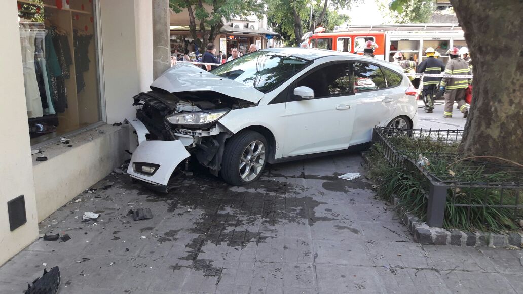 Siniestro vial en pleno centro deja un herido y hay restricciones al t