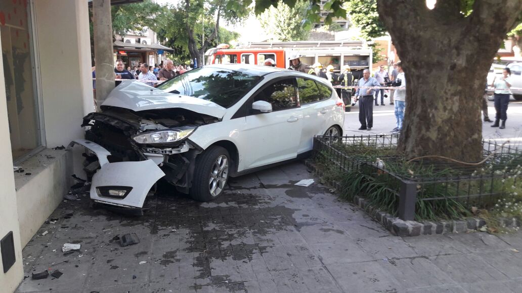 Siniestro vial en pleno centro deja un herido y hay restricciones al t