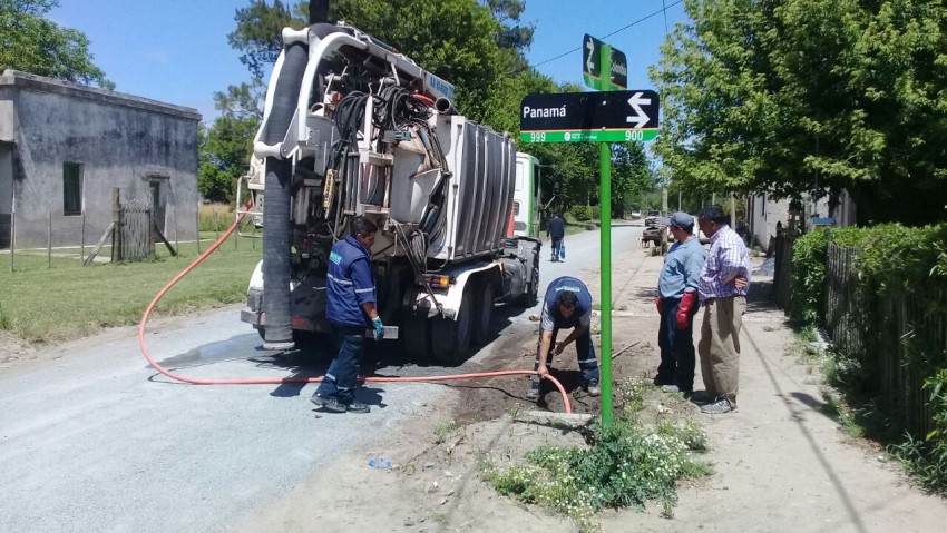 Colocación de polvo de piedra, incorporación de tubos de desagües y  l