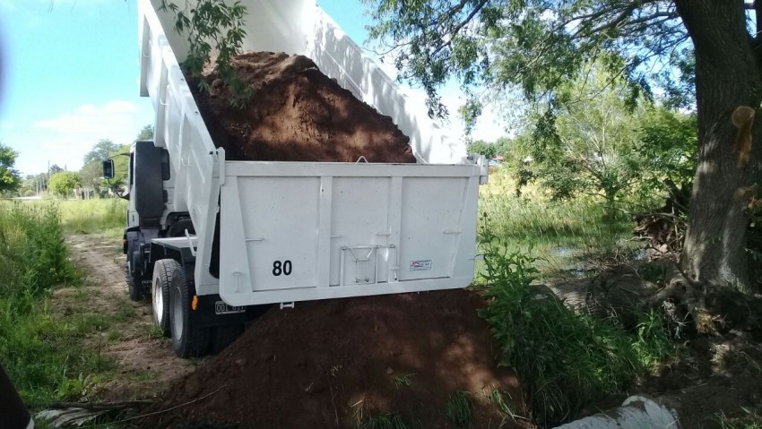 Colocacin de polvo de piedra, incorporacin de tubos de desages y  l