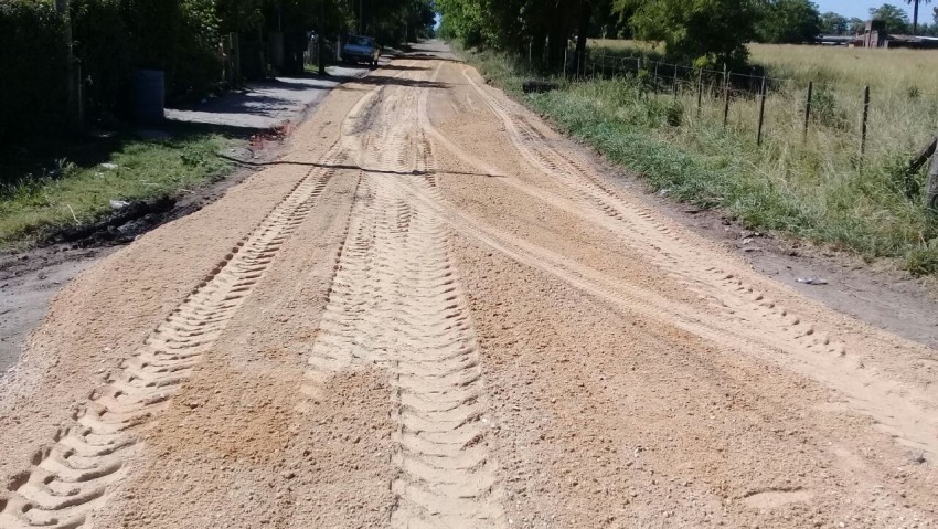 Colocación de polvo de piedra, incorporación de tubos de desagües y  l