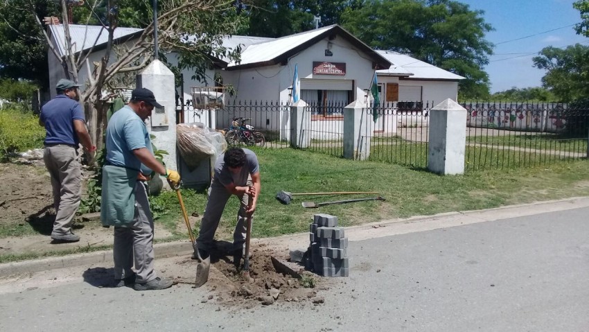 Colocación de polvo de piedra, incorporación de tubos de desagües y  l