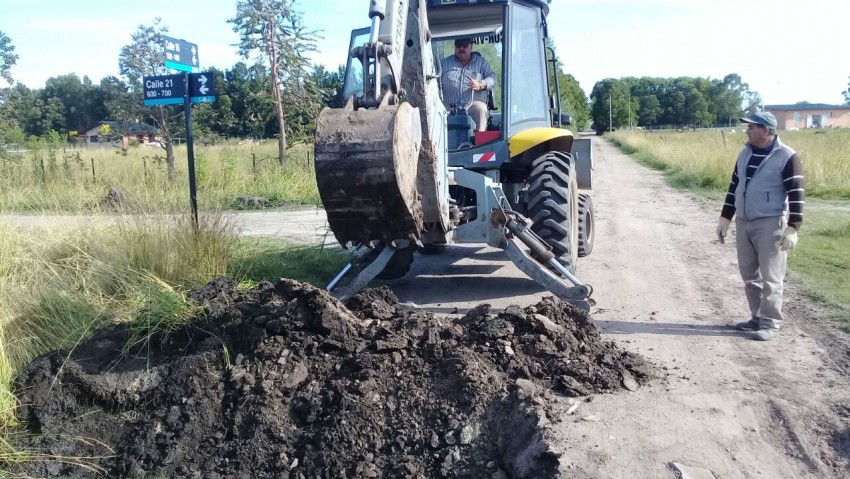 Colocación de polvo de piedra, incorporación de tubos de desagües y  l