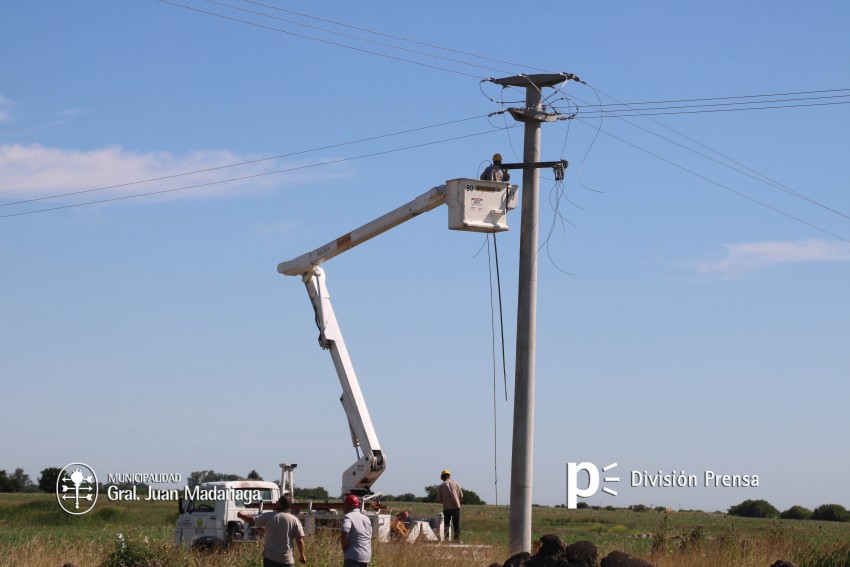 El tendido elctrico hacia el Parque Industrial cruz la Ruta 56