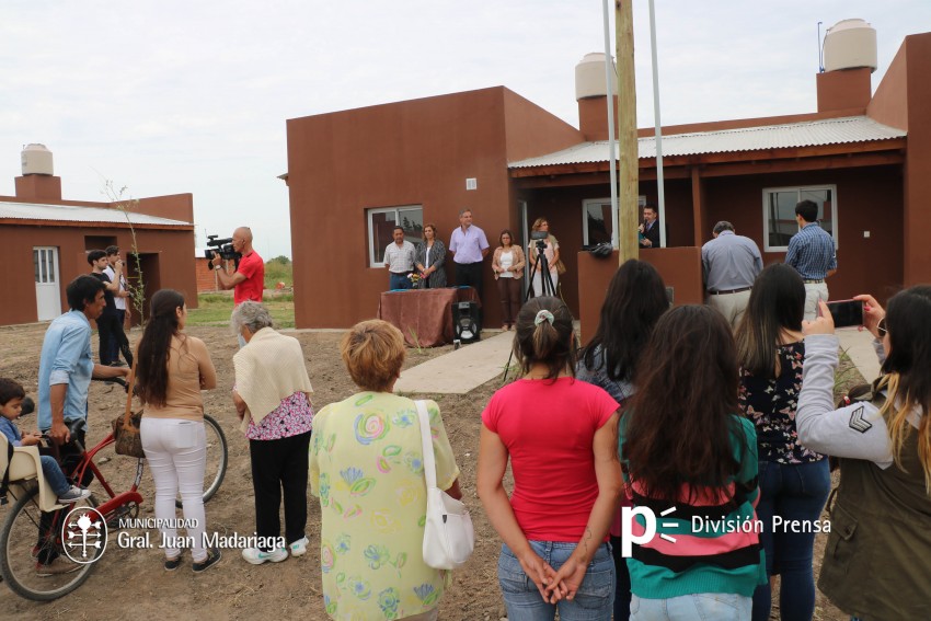 Entrega de viviendas - Santoro: 