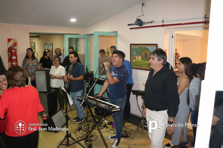 Los abuelos festejaron junto a familiares y amigos el cierre de fin de