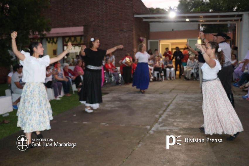 Los abuelos festejaron junto a familiares y amigos el cierre de fin de