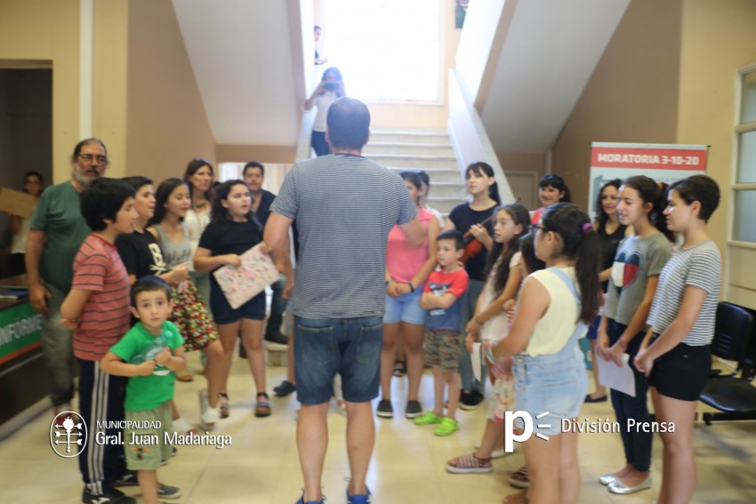 El coro municipal cant villancicos en distintos puntos de la ciudad