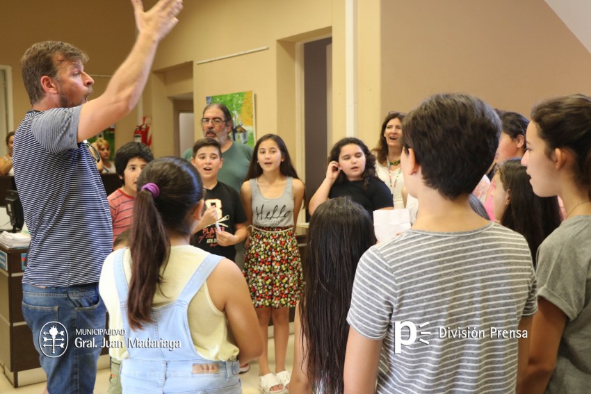 El coro municipal cant villancicos en distintos puntos de la ciudad