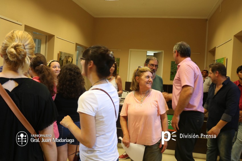 El coro municipal cant villancicos en distintos puntos de la ciudad