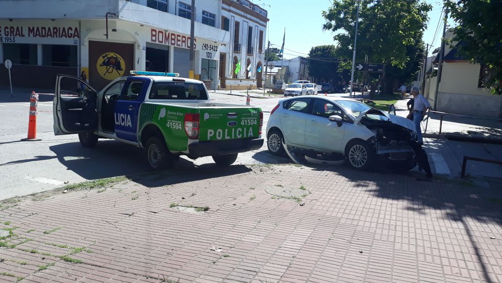 Siniestro vial entre un patrullero y un auto deja un herido