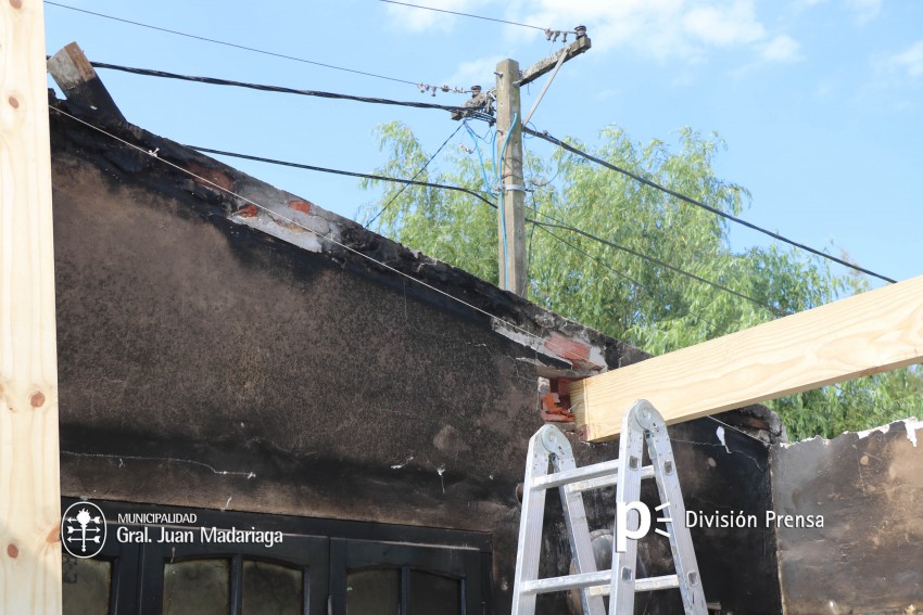 El municipio reconstruye la vivienda afectada por un incendio