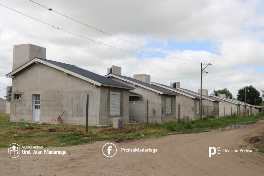 Santoro visit la obra de las 50 viviendas y destac su calidad