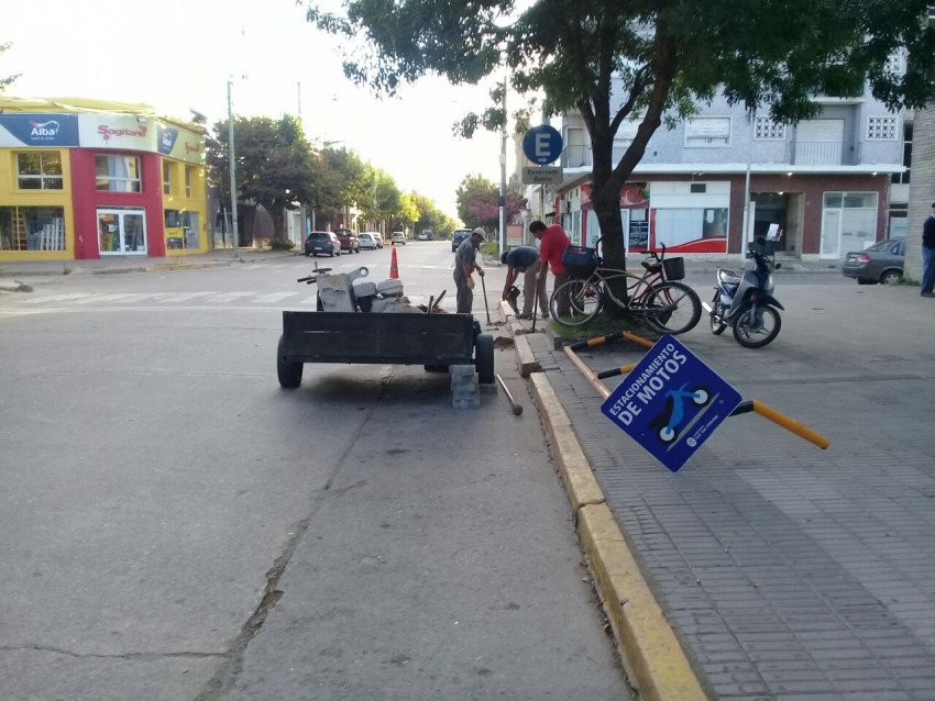 Instalaron estacionamientos exclusivos para motos en los accesos a los