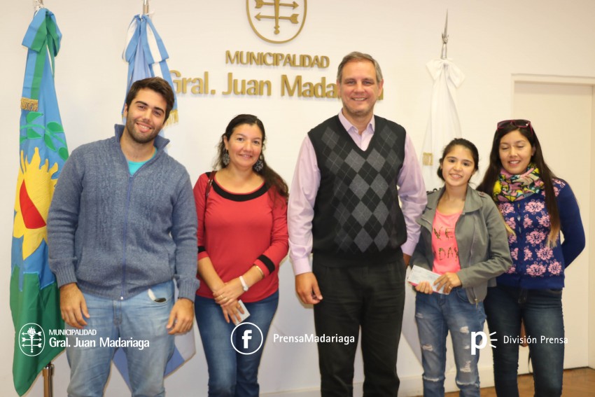 Santoro entreg subsidio a estudiantes de Macedo