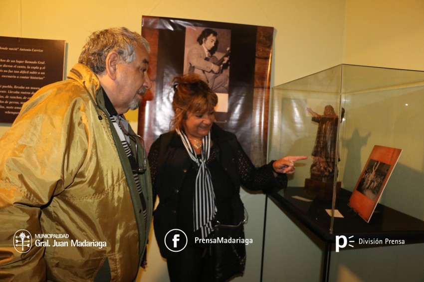 Presentaron los estandartes de Argentino Luna ubicados en la calles de